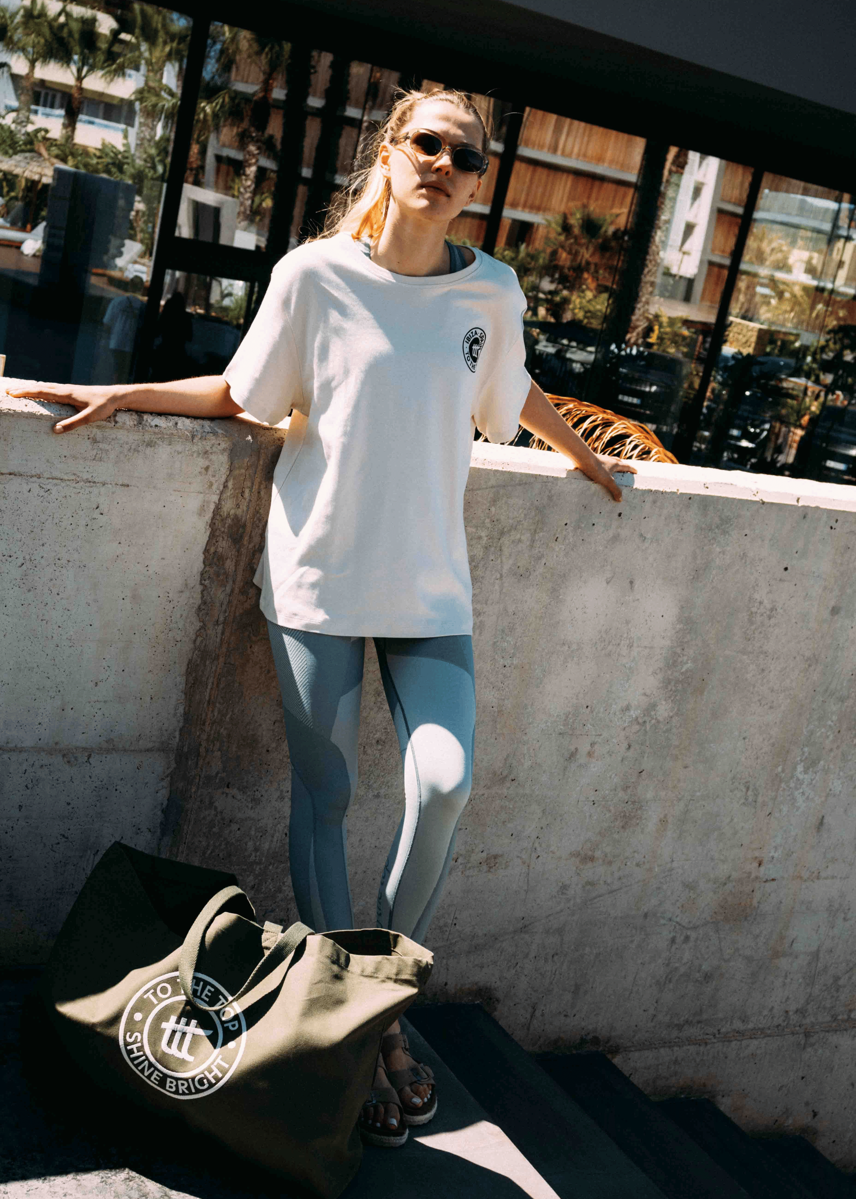 T-Shirt + Leggings