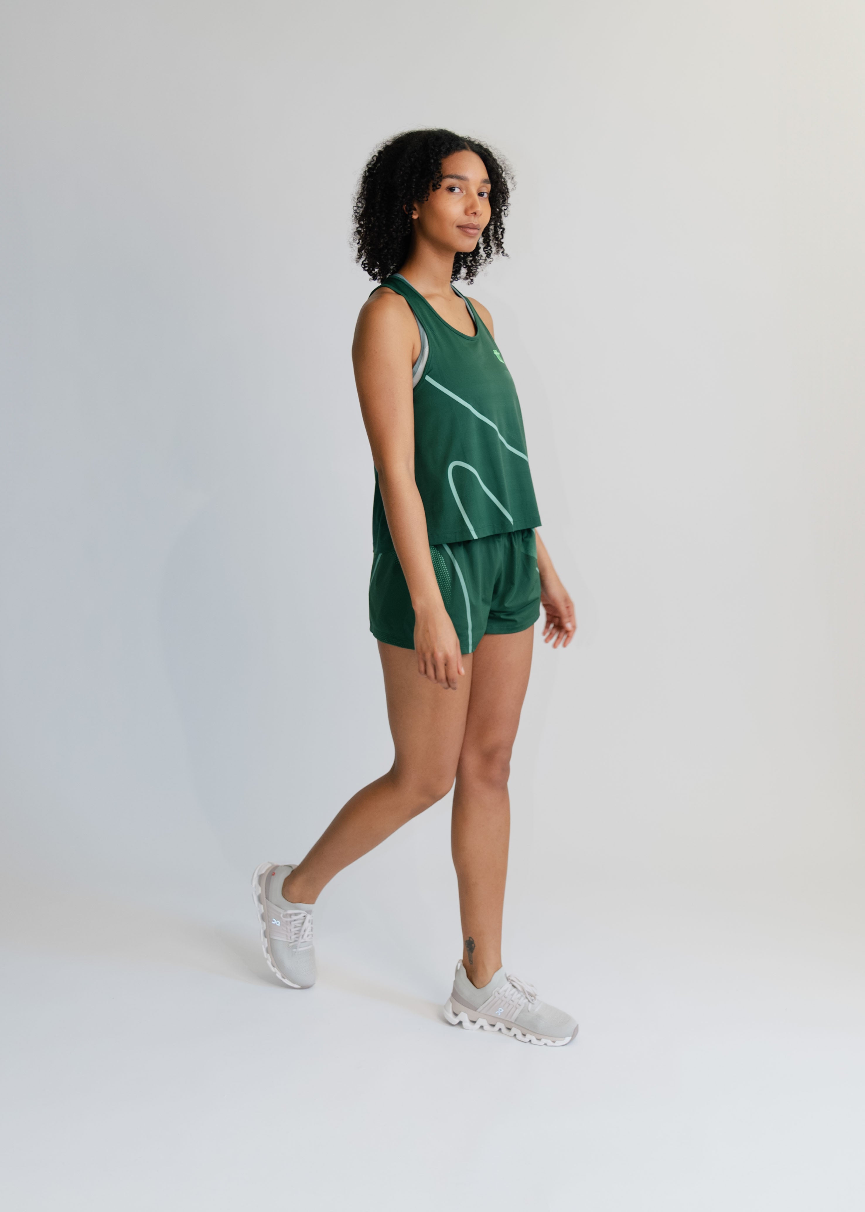 Seitliche Ansicht des leichten Sportoberteils für Damen – ideal für High-Performance