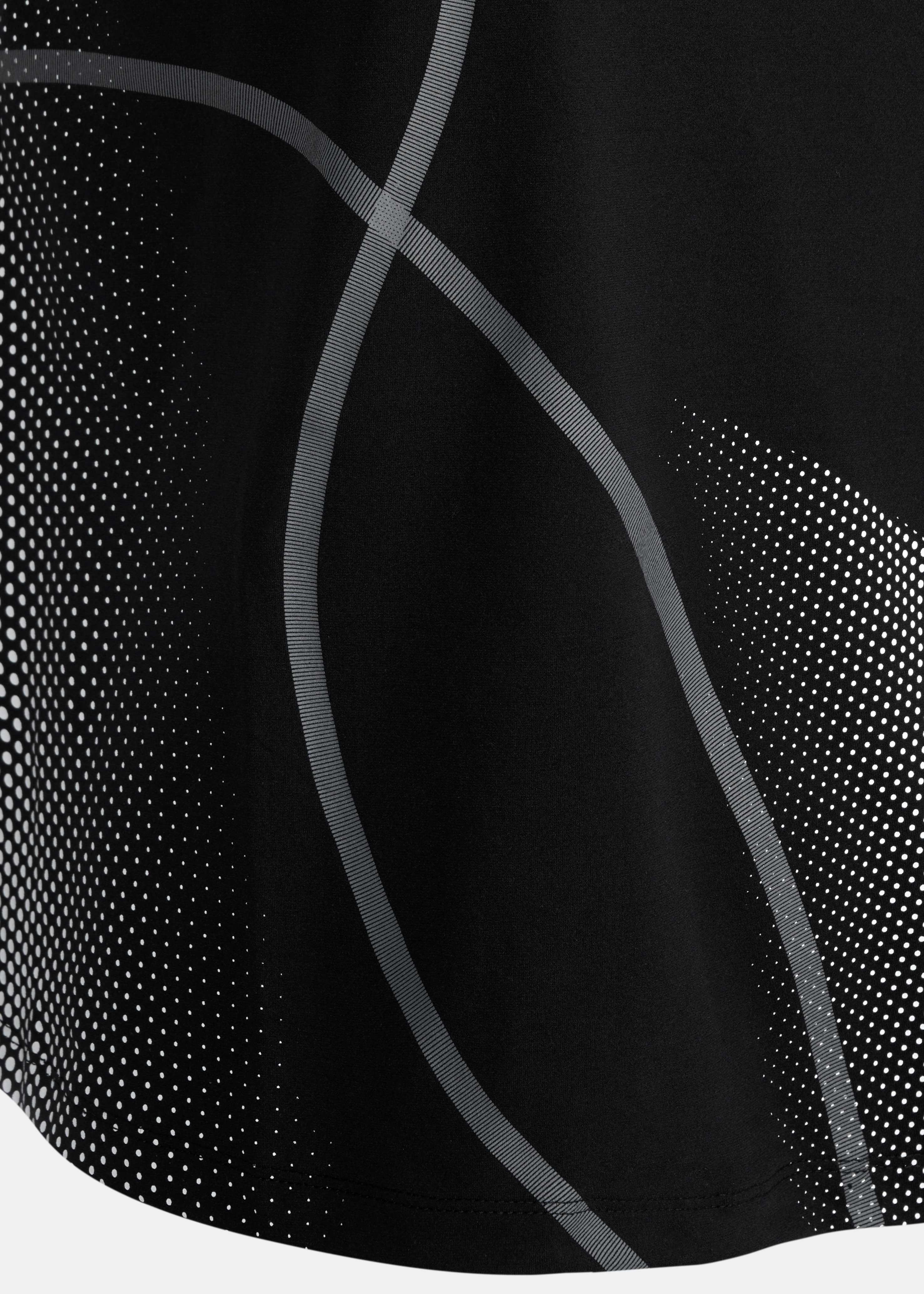 Detailansicht des schwarzen Designer Sportoberteils aus superleichtem Funktionsmaterial