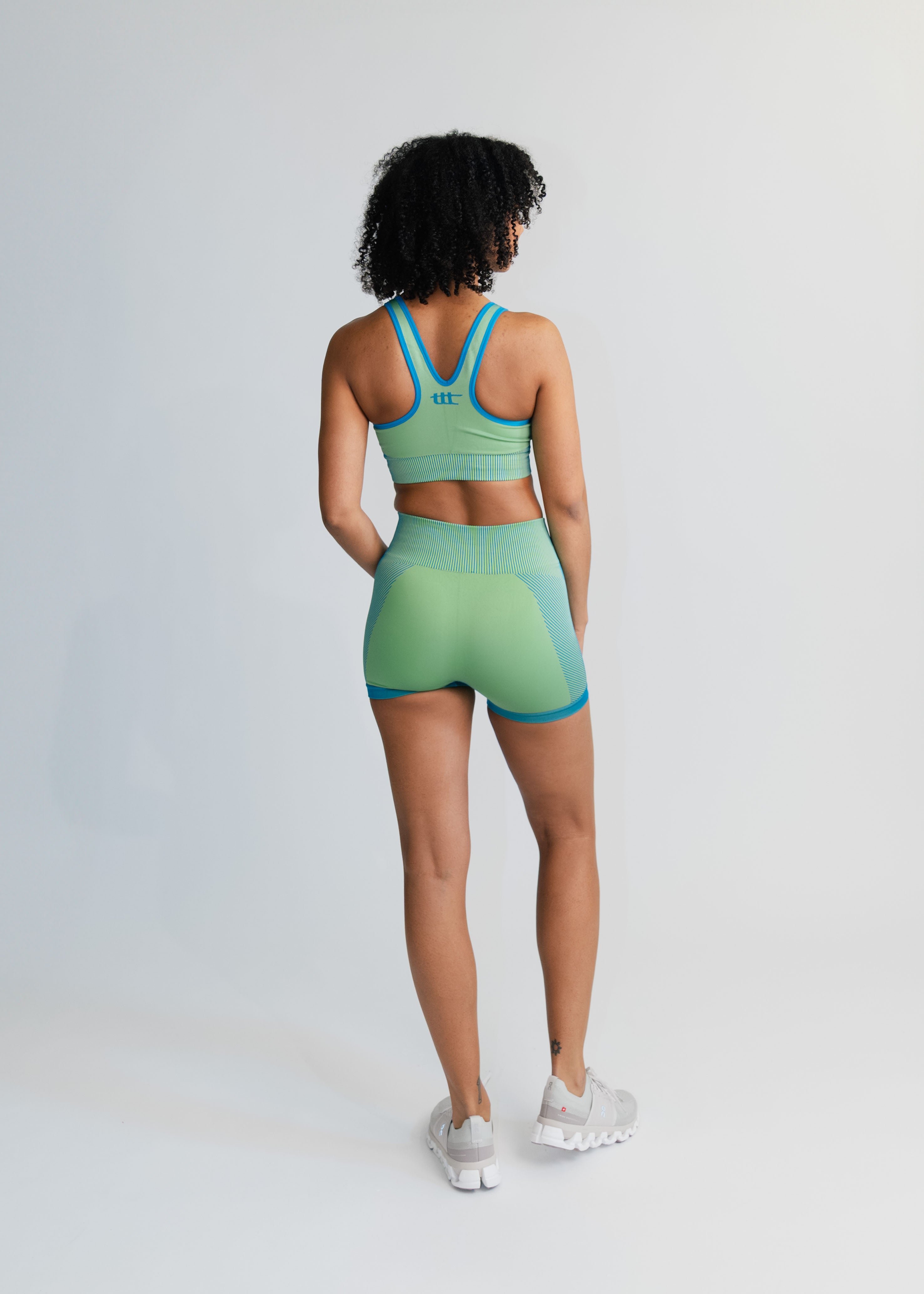 Rückansicht am Model: Die Lime Shorts mit Body-Shaping-Effekt und sicherem Sitz ohne einzuschneiden.