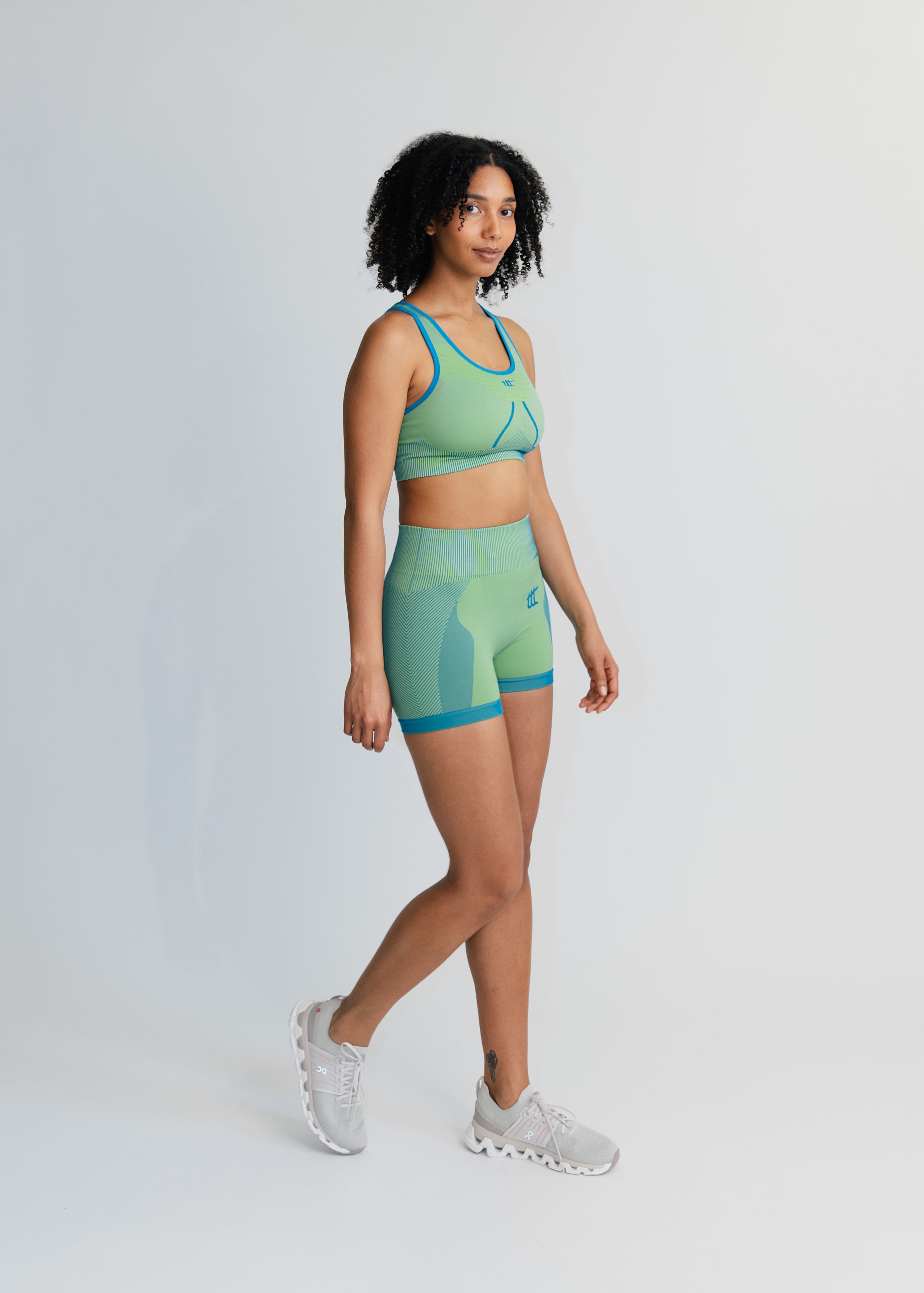 Sport-BH in Lime am Model – blickdichtes Material mit mittlerem Halt und moderner Silhouette.