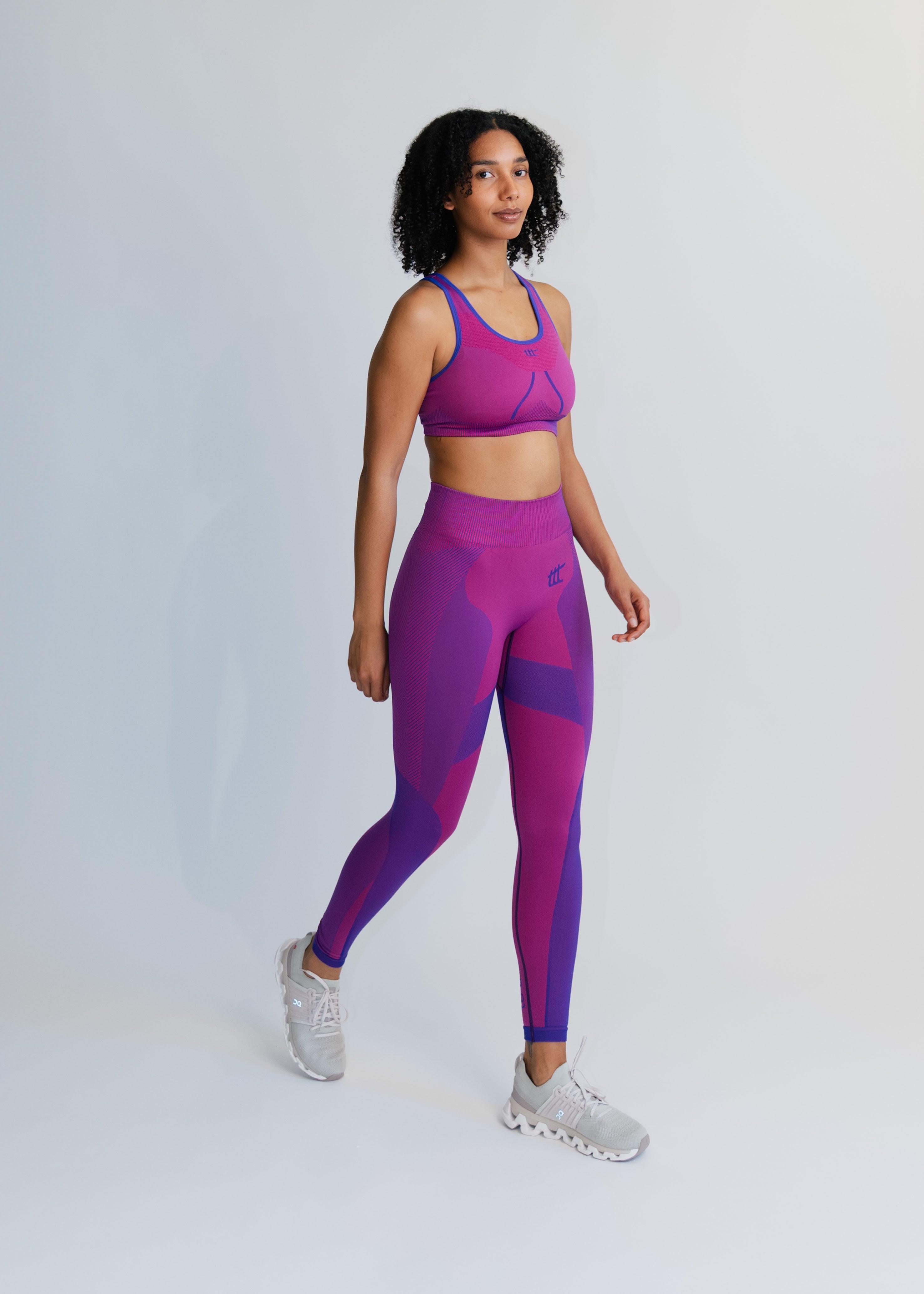 Sport-BH in Magenta am Model – blickdichtes Material mit mittlerem Halt und moderner Silhouette.