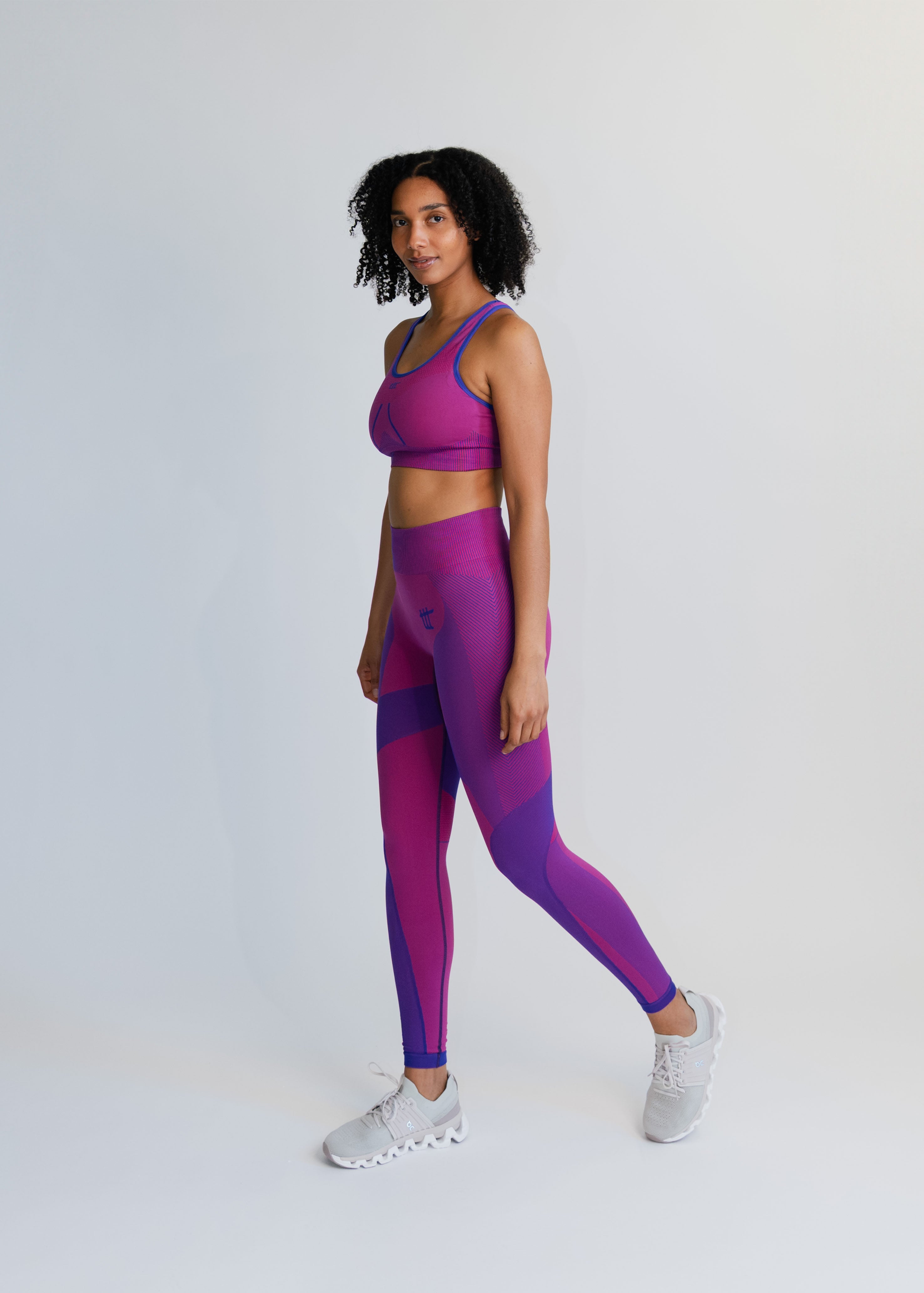 Seitenansicht am Model: Der Magenta Sport-BH mit elastischer Rippstruktur für optimalen Sitz.