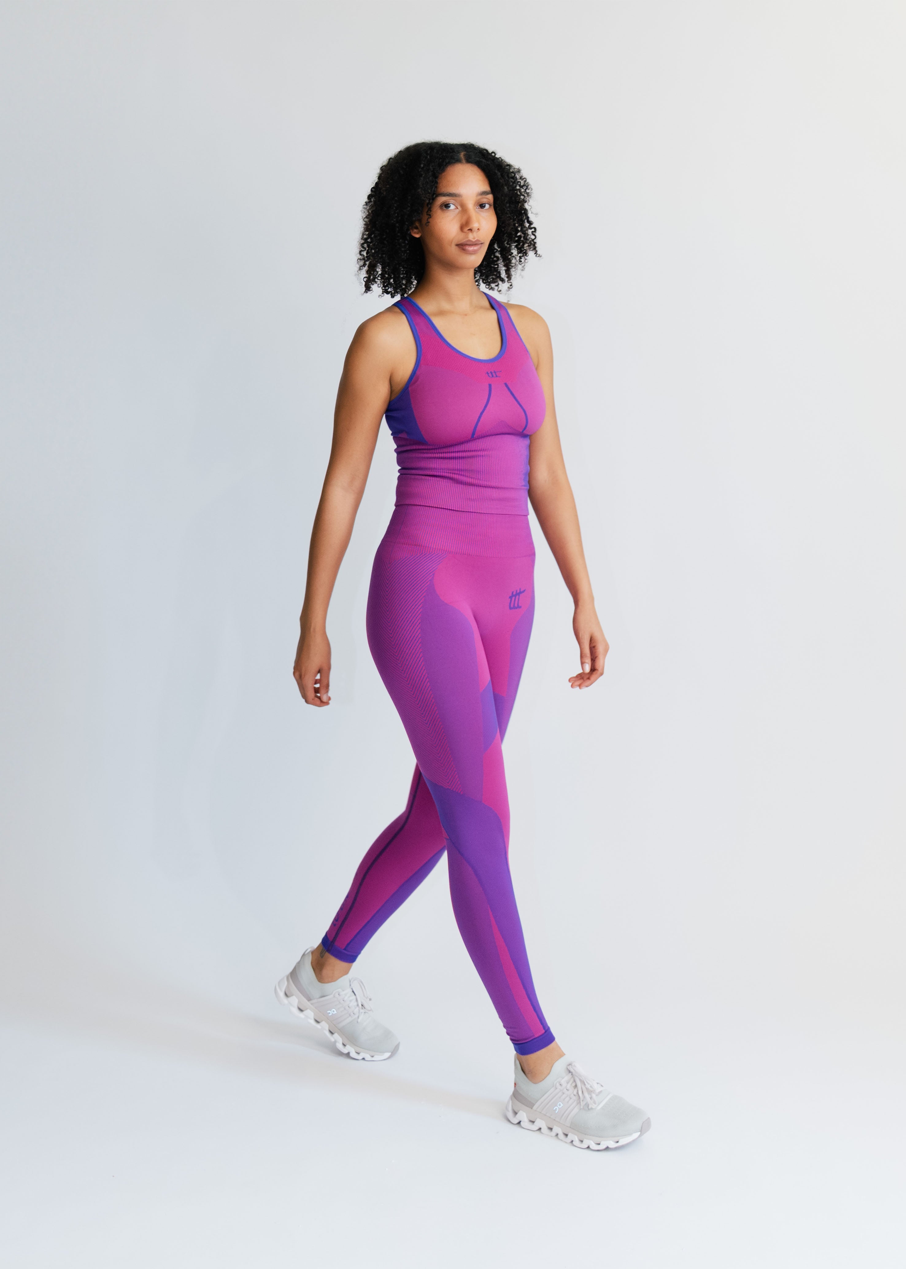 Magenta Tank Top getragen an einem Model – schmale Silhouette und elastische Passform.
