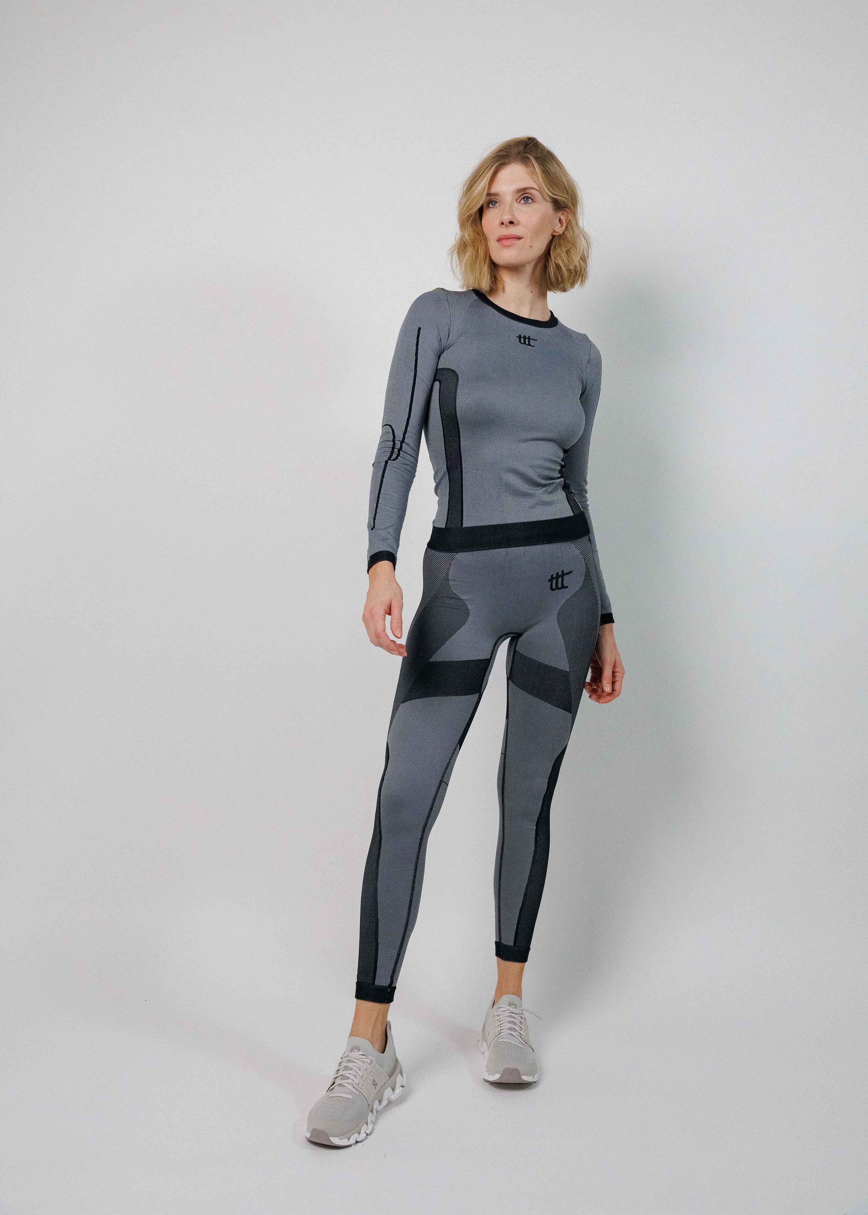 Seamless long sleeve top in anthracite with relaxed fit and soft feel