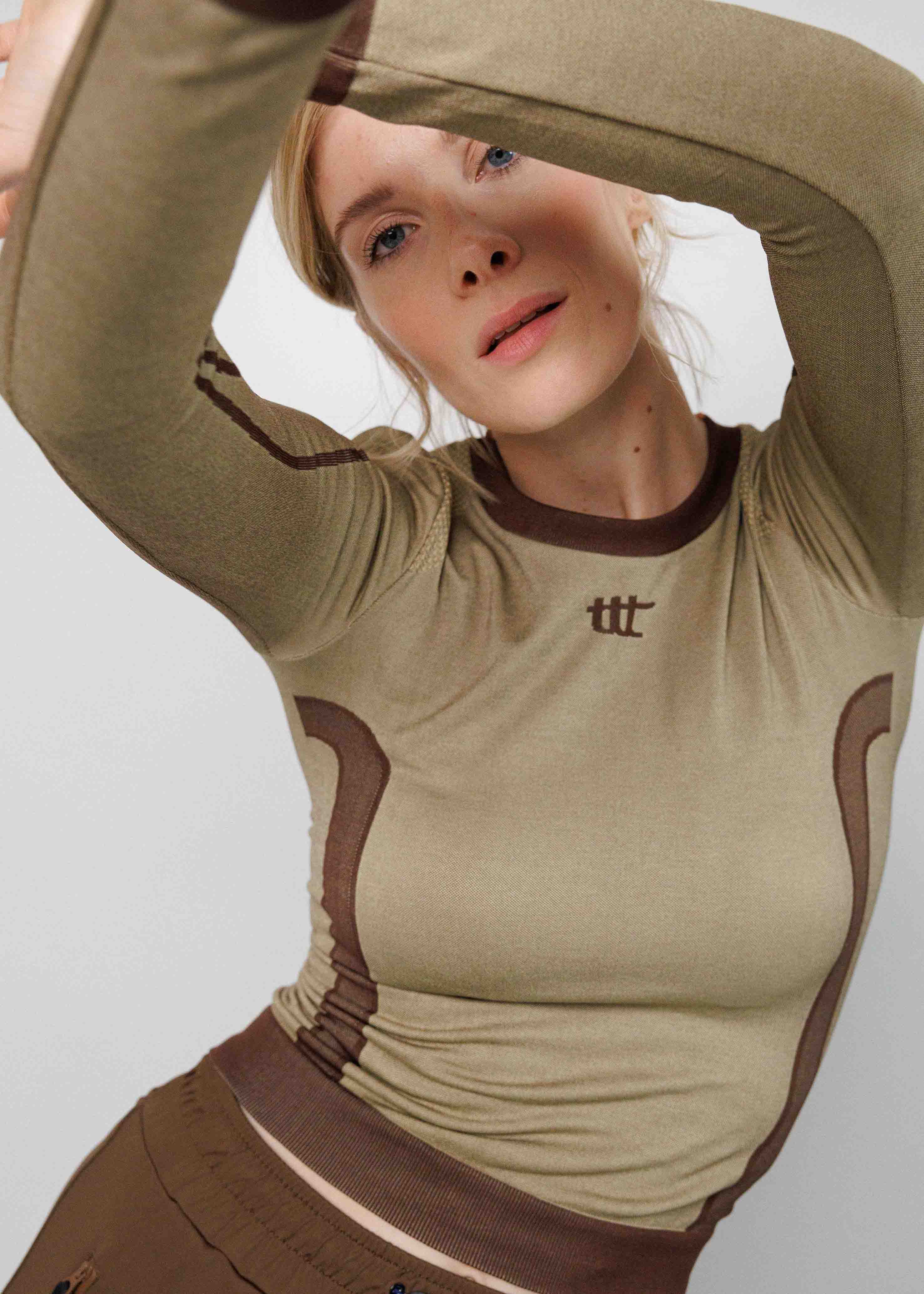 Sportoberteil Damen in golden brown with long sleeves and comfortable fit