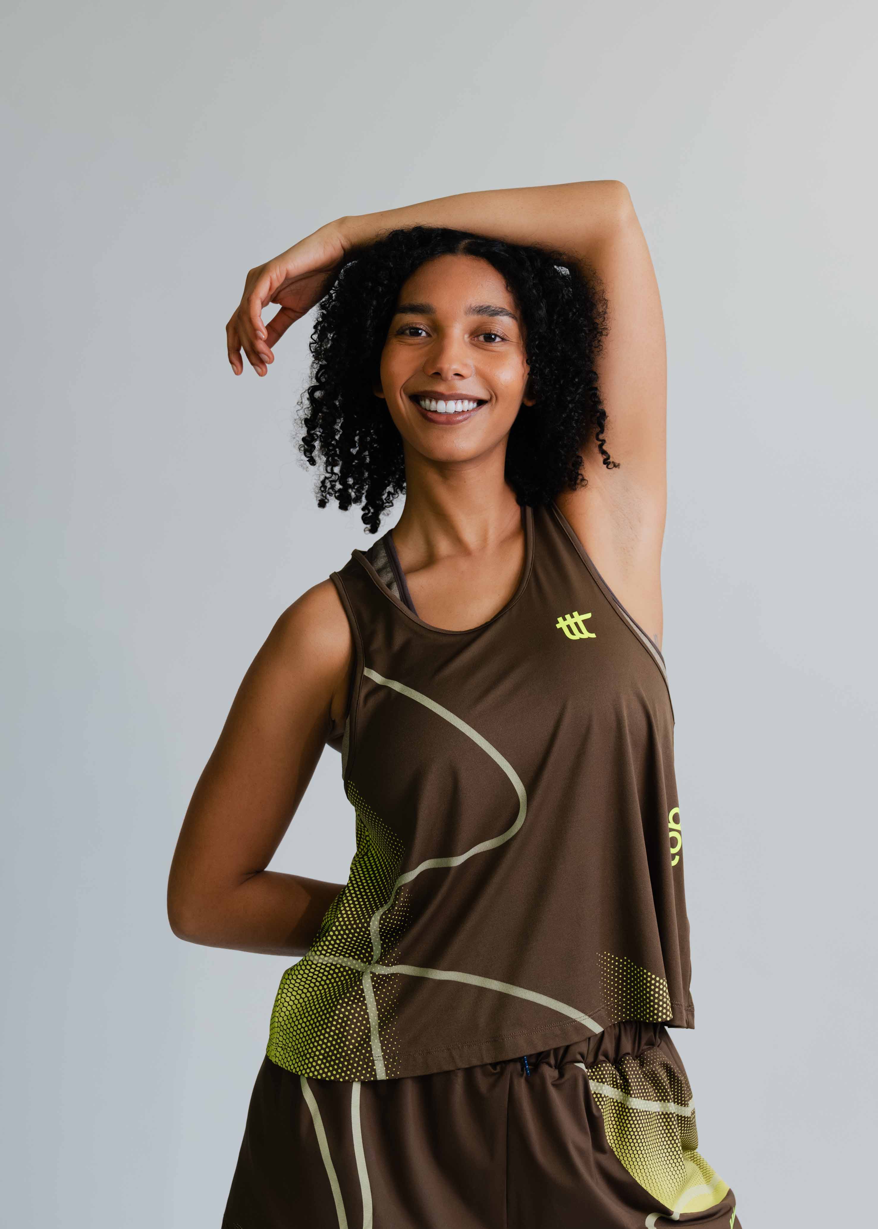 Ansicht des leichten Sportoberteils für Damen – ideal für High-Performance