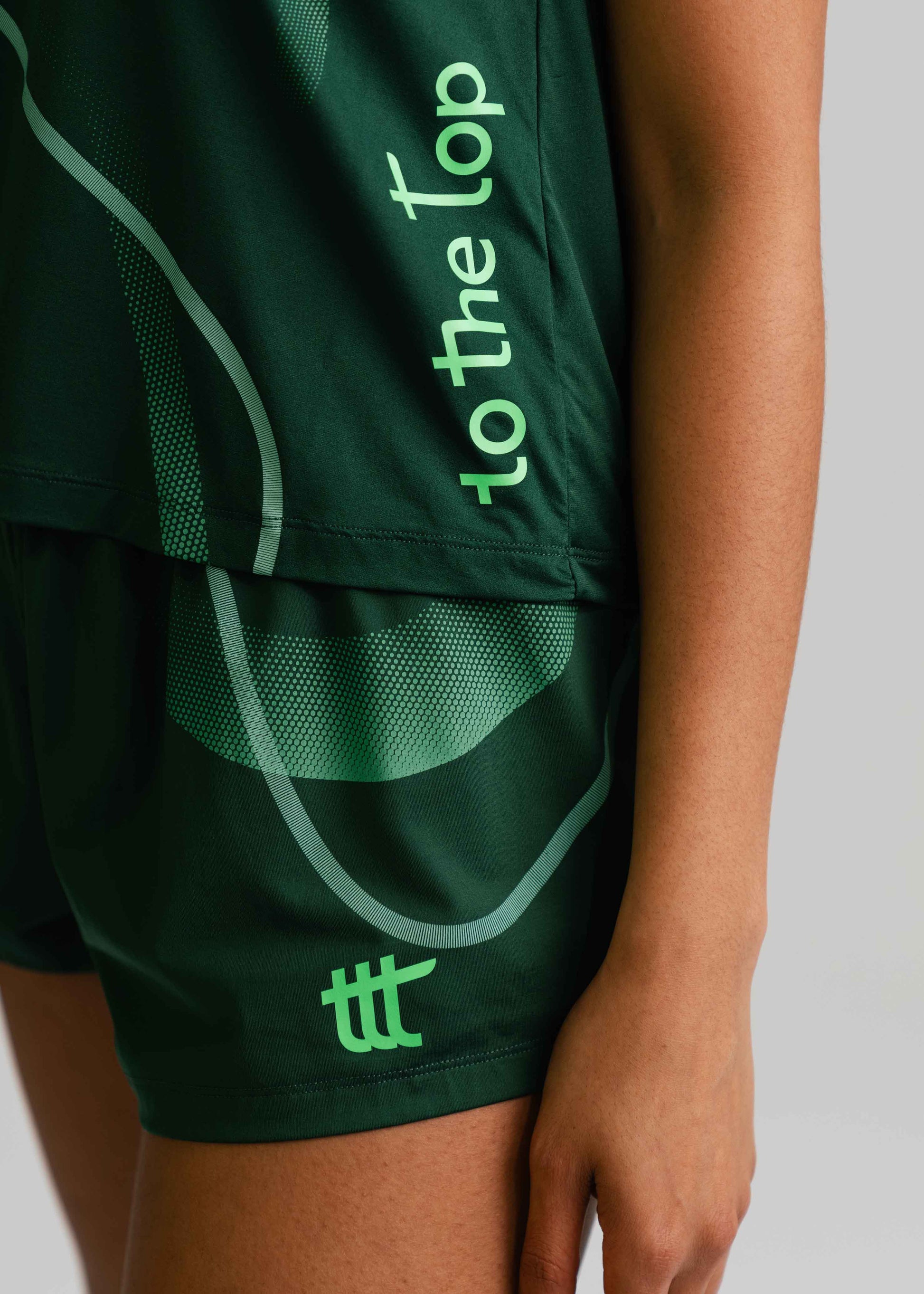 Hochwertige Verarbeitung und Nahtdetails der High-End Activewear von to the top