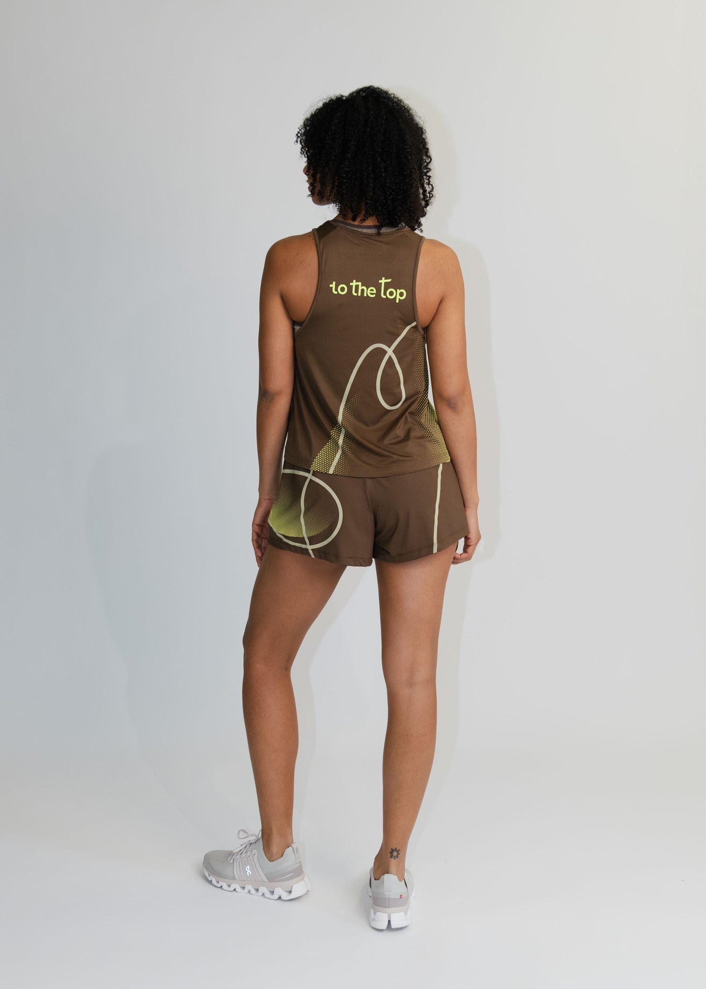 Rückansicht des braunen Athleisure Tank Tops mit modernem Muscle-Tee-Schnitt