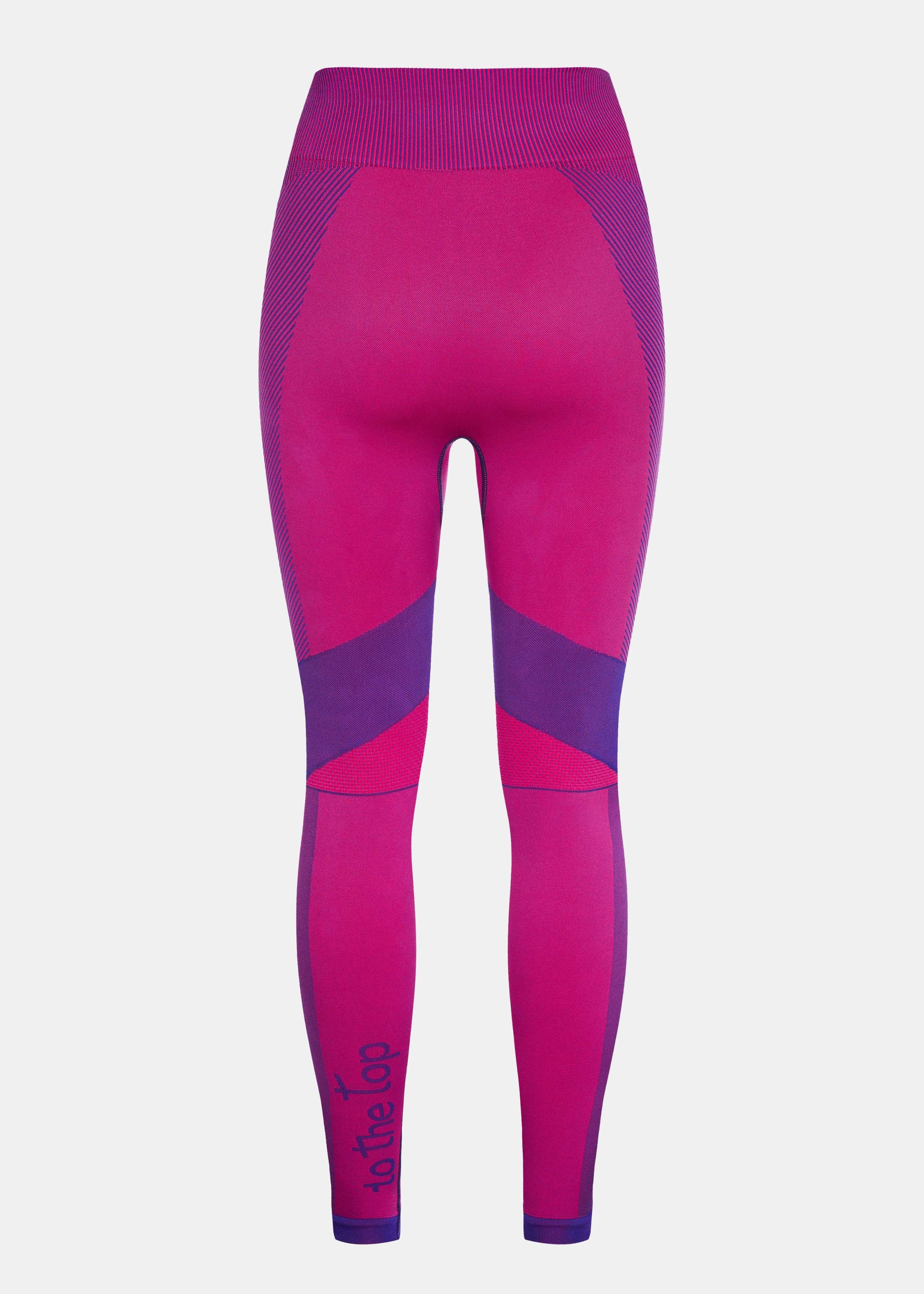 Rückansicht der Magenta Leggings zur Darstellung der Shaping-Struktur und Schnittführung.