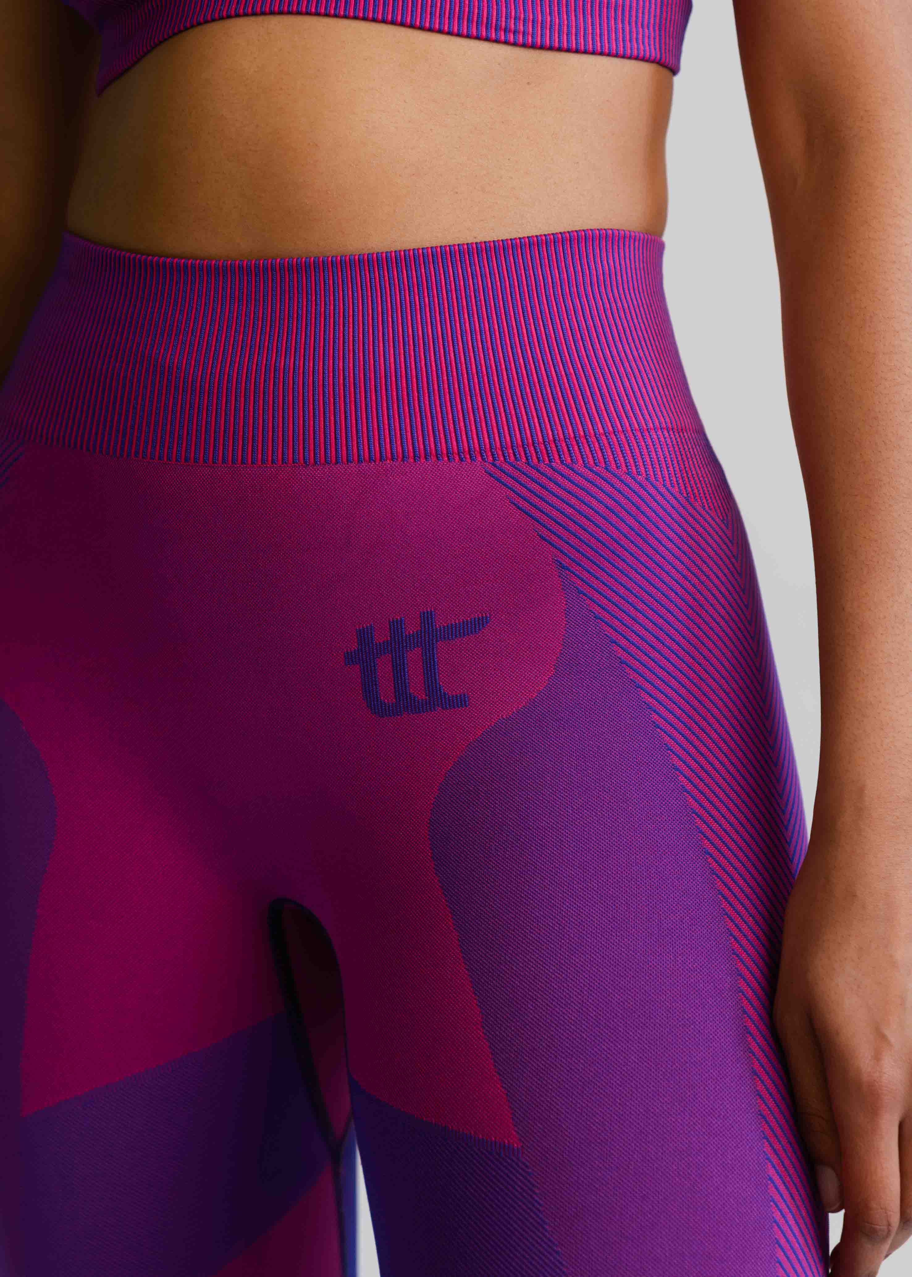 Detailaufnahme des Magenta-Stoffs – Fokus auf die hochwertige Verarbeitung und weiche Material-Haptik.