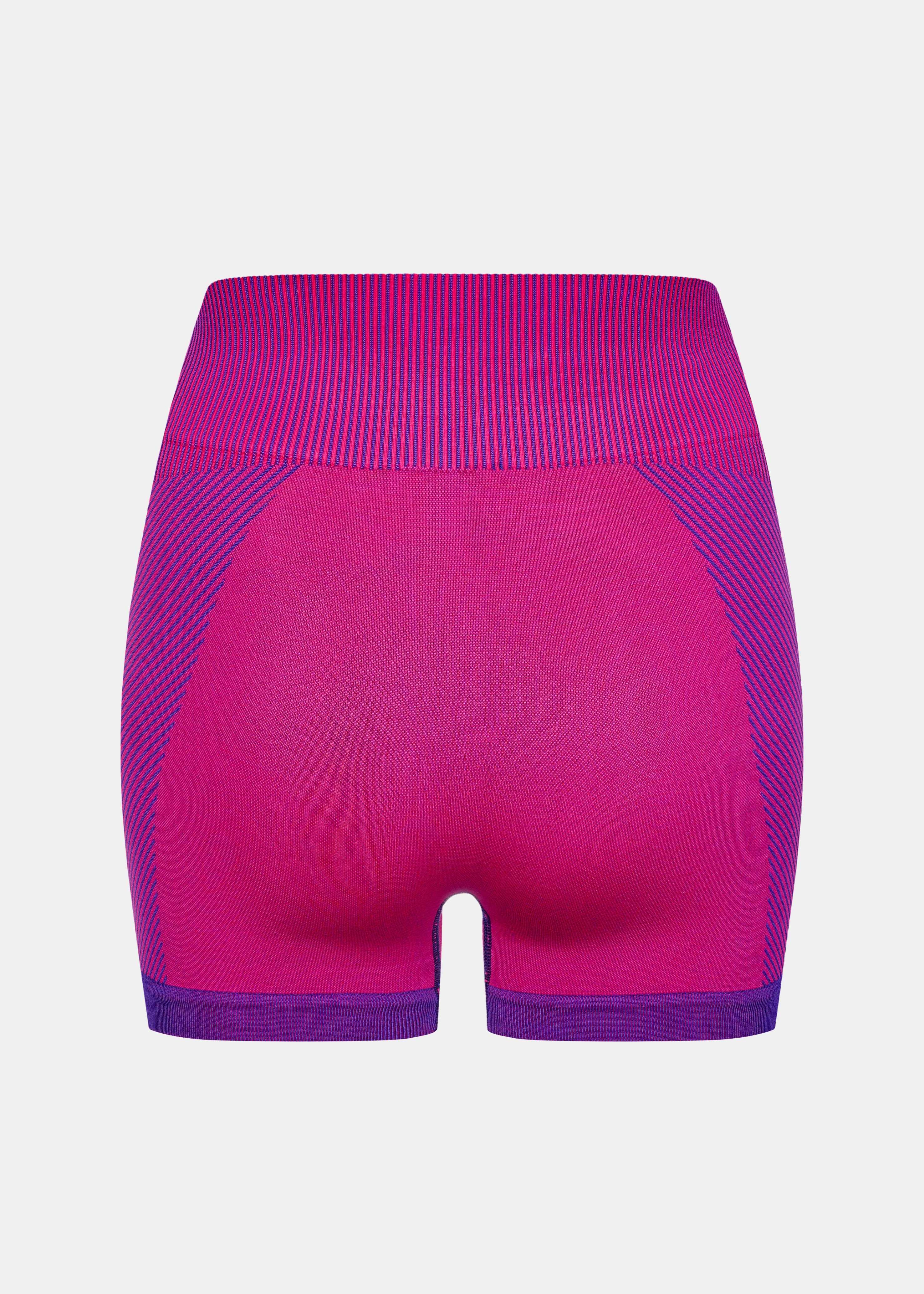 Rückansicht der Magenta Seamless Shorts zur Darstellung der formgebenden Rippstruktur
