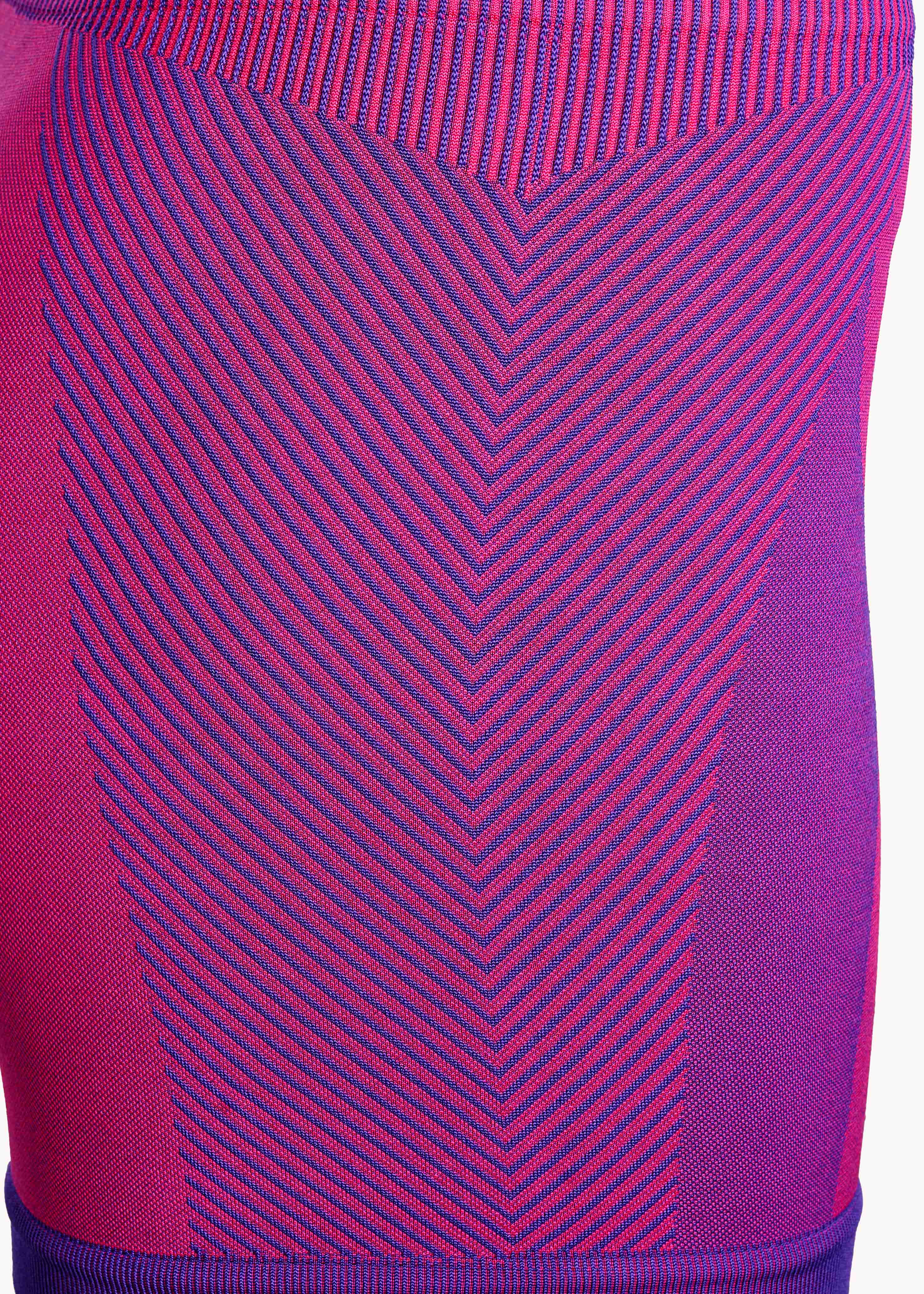 Seitliche Ansicht der elastischen Magenta Shorts – Fokus auf Beinlänge und High-Waist-Sitz.