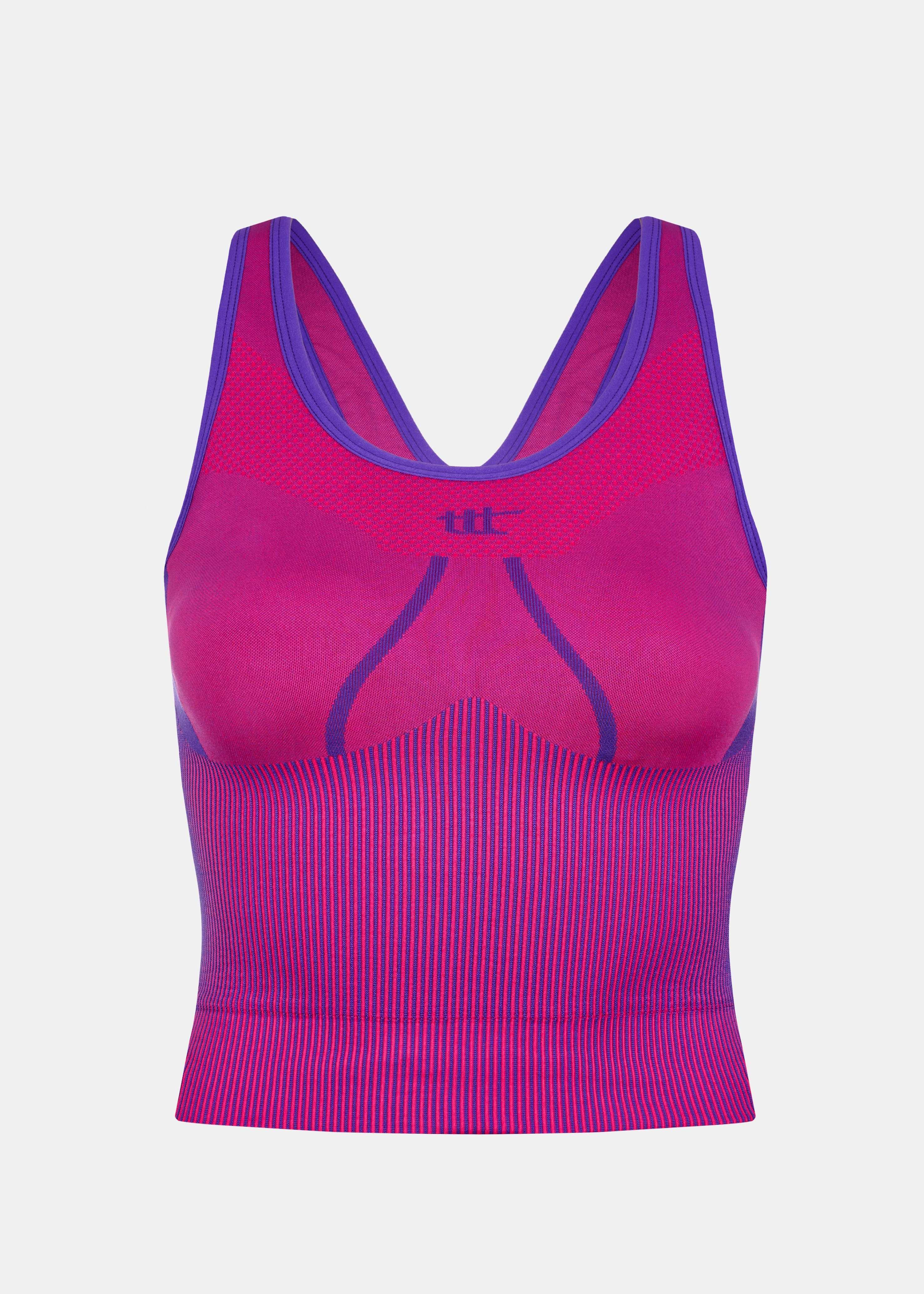 Körpernah geschnittenes Tank Top in Magenta vor weißem Hintergrund – Frontansicht.